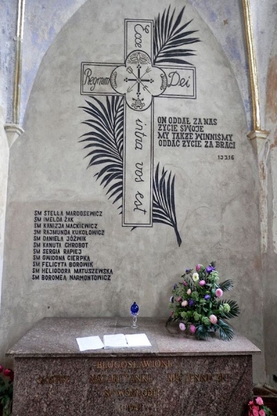 tablica w białym kościele farnym poświęcona błogosławionej Marii Stelli i dziesięciu towarzyszkom